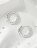 Aretes Huggies Elegante Plata 925 Entrelazados Con Circonias Plateado